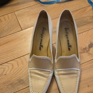 Bettye Muller Women's Cream and Tan Loafers Size 8 1/2 M